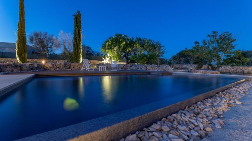 Villa at night – Beautifully illuminated exterior offering a warm and welcoming evening ambiance.