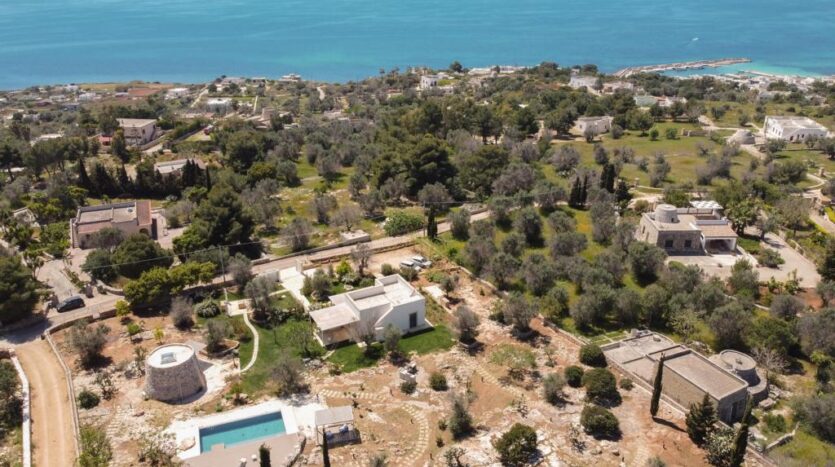 Sea panorama nearby – Crystal-clear waters of the Salento coast just a short distance away.