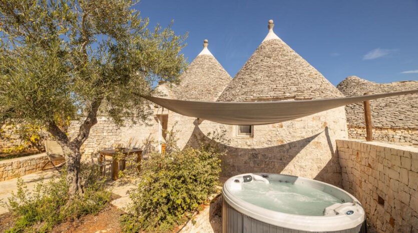 Unwind in the heated outdoor hydromassage tub under the Apulian sky
