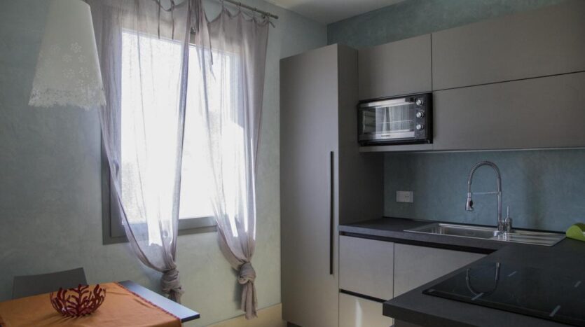 Modern kitchen interior – Fully equipped kitchen designed for convenient and enjoyable home cooking.