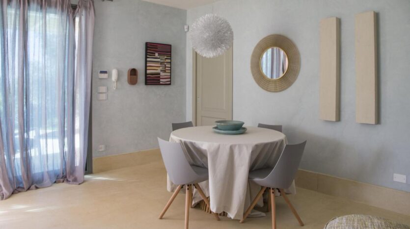 Bright living room – Cozy and elegant interior space with natural light and comfortable seating.