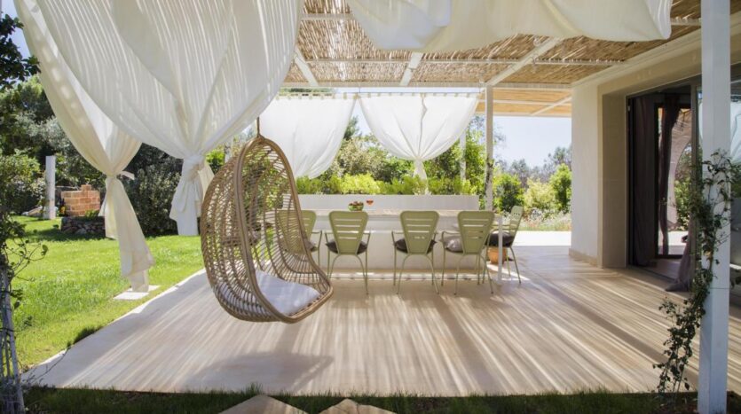 Covered veranda lounge area – Shaded outdoor space perfect for reading, relaxing, or enjoying a glass of wine.