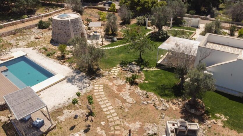 Villa exterior with sea view – Elegant countryside villa surrounded by nature and overlooking the beautiful Salento coastline.