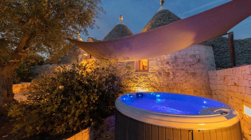 Unwind in the heated outdoor hydromassage tub under the Apulian sky