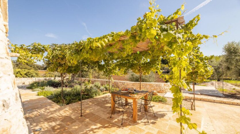 Spacious garden and outdoor living area perfect for relaxing and dining al fresco