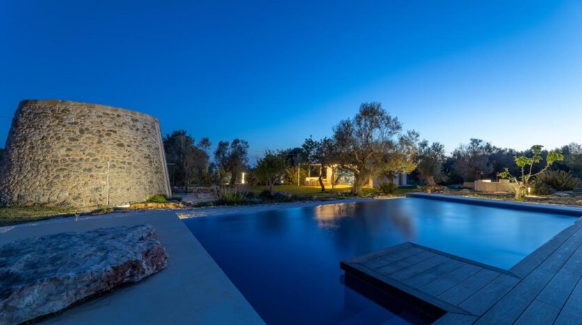 Villa at night – Beautifully illuminated exterior offering a warm and welcoming evening ambiance.