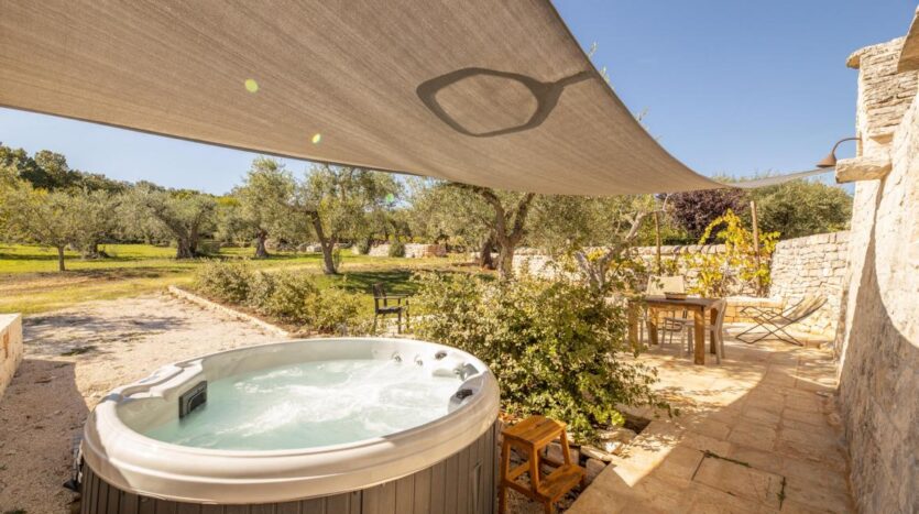 Unwind in the heated outdoor hydromassage tub under the Apulian sky